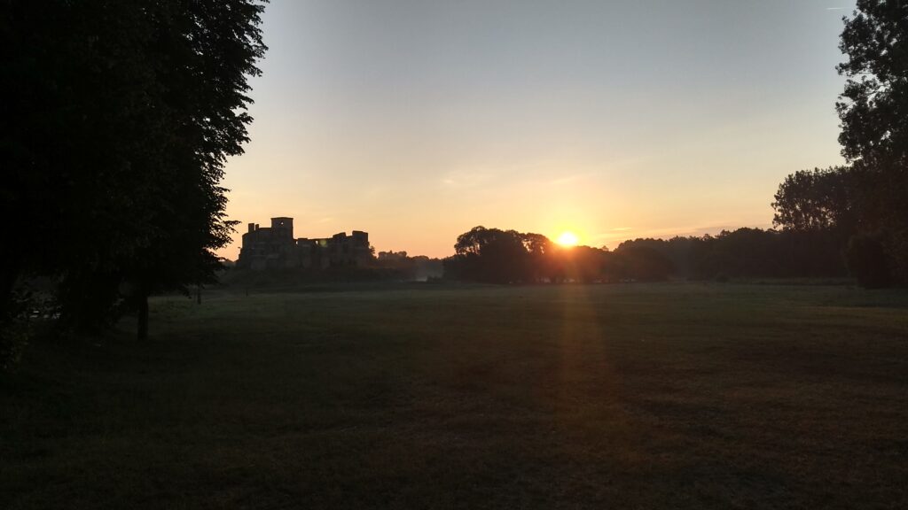 Zamek Siewierz wschód słońca